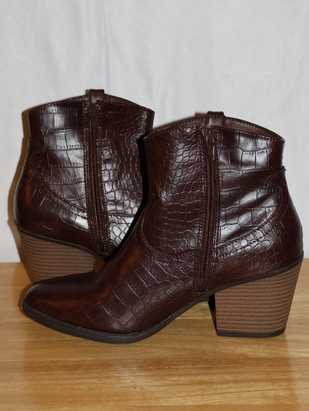 Sugar Dark Burgundy Croc Tula Western Ankle Booties. 7M.